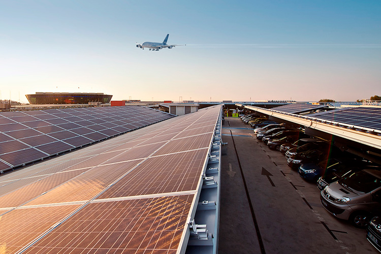 Ombrières photovoltaïques sur parking aéroport